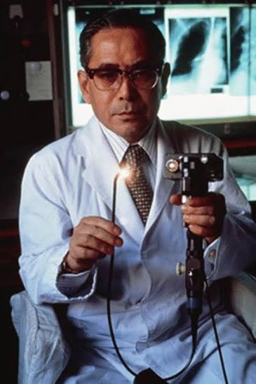 Shigeto Ikeda holding a flexible bronchofiberscope